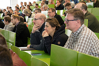 Teilnehmende sitzen im Hörsaal an der TU Dortmund.
