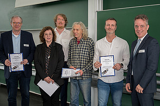 Ludger Humbert, David Tepaße und Joachim Deckers erhalten eine Urkunde von Daniel Losch, Sprecher der FG IBN, anlässlich ihrer langjährigen Verdienste für die Fachgruppe.