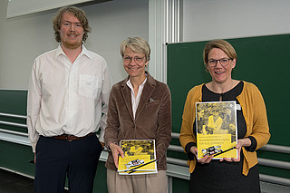 Frau Ministerin Feller und Prorektorin für Studium Professorin Möhring von der TU Dortmund erhalten die GI-Empfehlungen »Informatikkompetenzen für alle Lehrkräfte« von Daniel Losch, dem Sprecher der FG IBN.